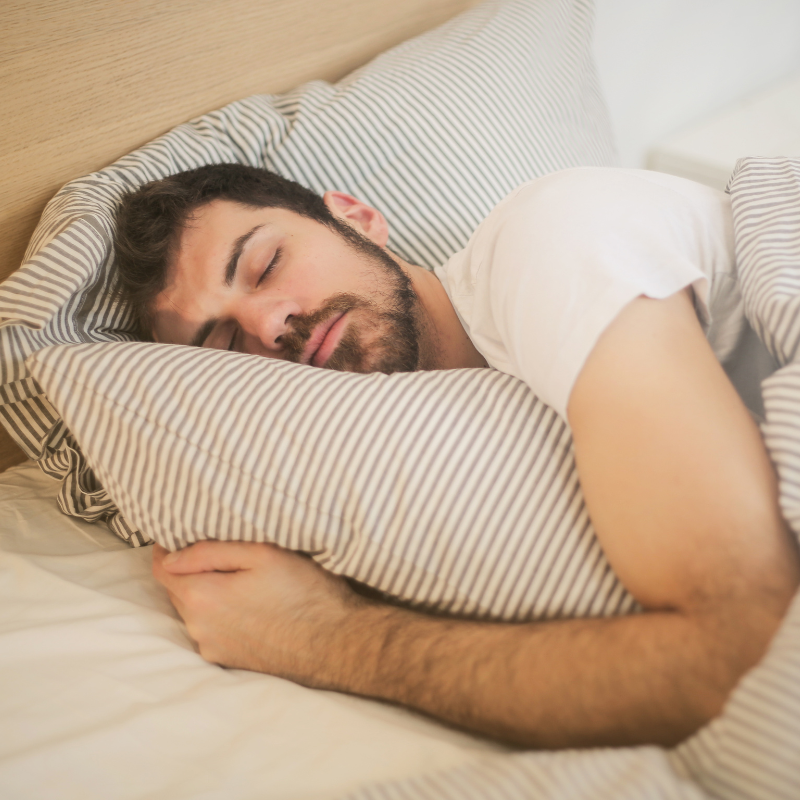 Mann schläft ruhig und tief in seinem Bett